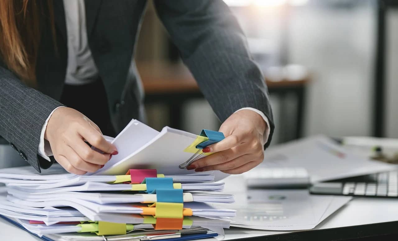 A averbação de matrícula é um procedimento essencial realizado no Cartório de Registro de Imóveis para atualizar as informações constantes na matrícula de um imóvel. Por meio desse processo, são registradas as modificações e alterações na situação do imóvel ao longo do tempo, garantindo que o registro imobiliário reflita de forma precisa a situação atual do imóvel.