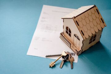 Além dos benefícios legais e fiscais, a regularização do seu imóvel pode elevar significativamente o seu valor de mercado. Imóveis regulares são mais valorizados, pois são vistos como mais seguros e confiáveis por compradores e investidores.
