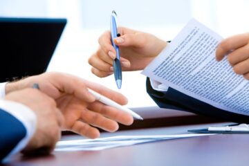 O contrato de compra e venda é um documento crucial que estabelece uma relação entre o comprador e o vendedor, mas por si só, ele não confere a propriedade plena do imóvel. Para se tornar o proprietário oficial, é necessário seguir dois passos adicionais: a obtenção de uma escritura pública e o registro dessa escritura no Cartório de Registro de Imóveis. Somente após esse registro, a propriedade é oficialmente transferida para o nome do comprador.